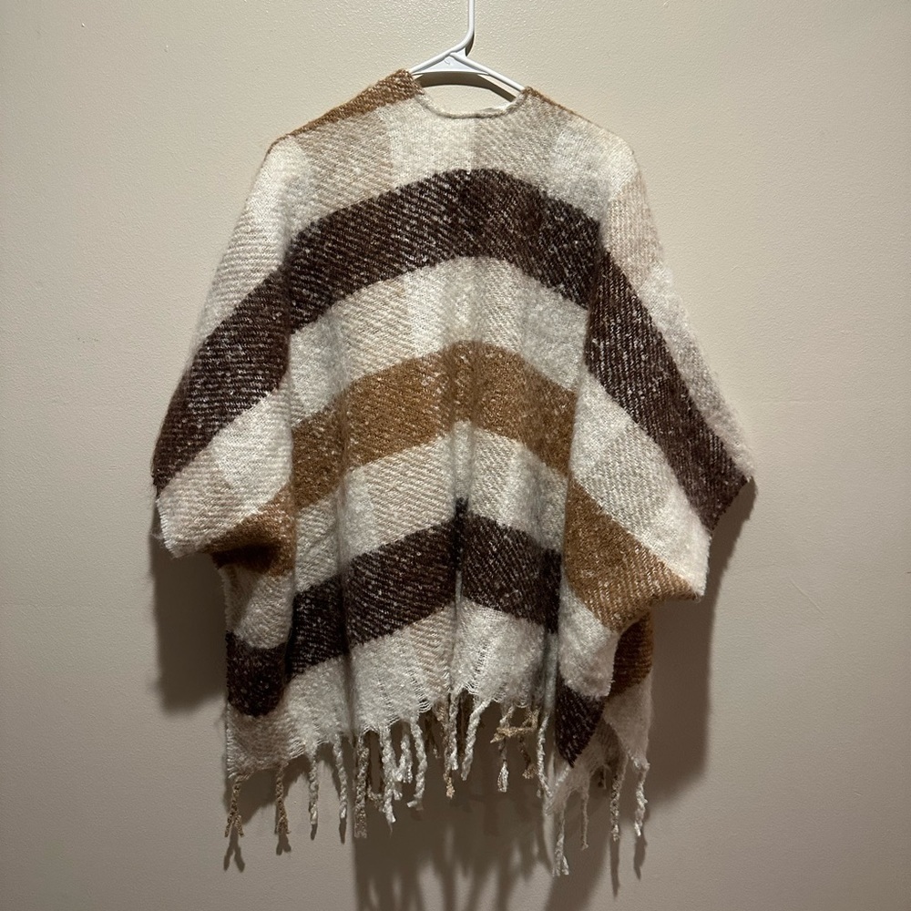 Jenni Plaid Fringe Poncho Wrap Neutral Brown‎ Tan Striped Pockets One Size NEW - Picture 4 of 4